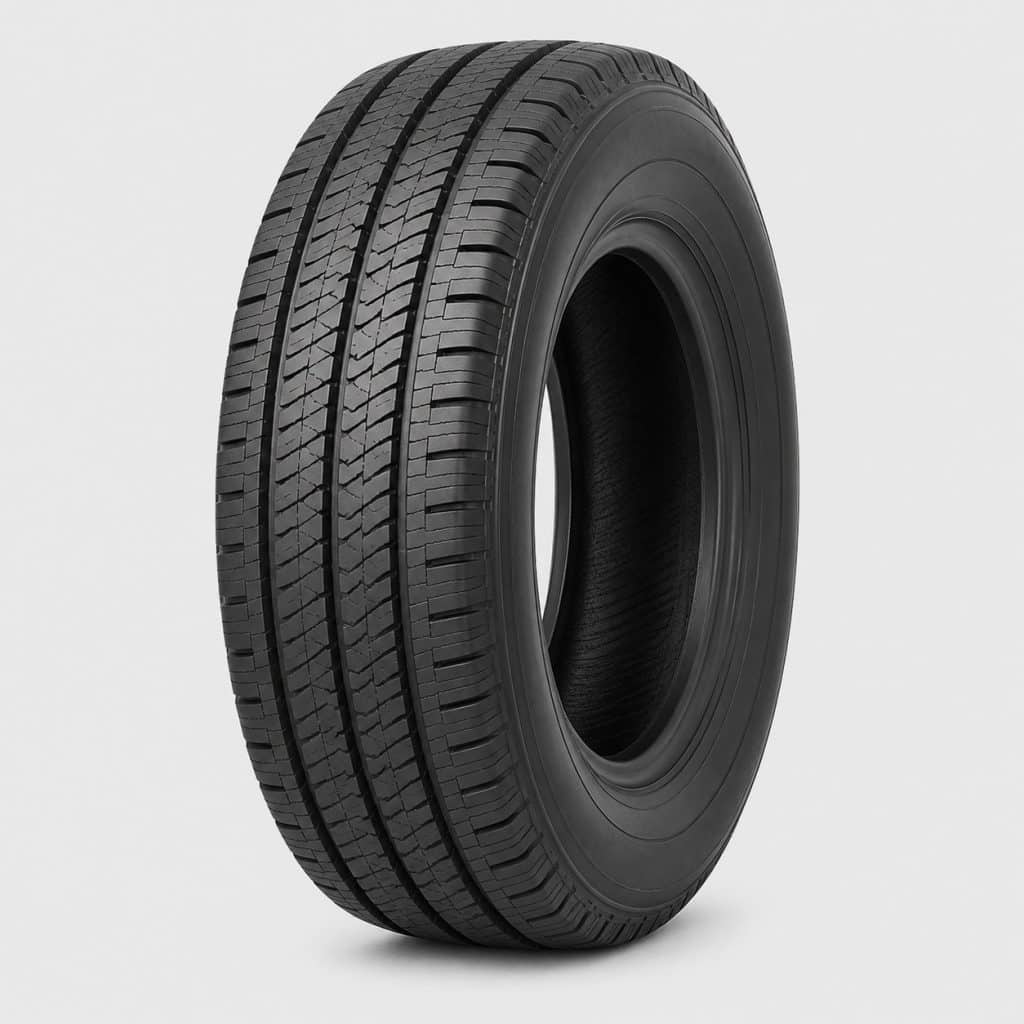 Pneu été utilitaire renforcé 195/70 R15C vu de trois quarts